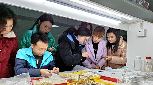 巾帼巧手缀桃源 红石榴志愿服务队助“宝妈”灵活就业延伸图景